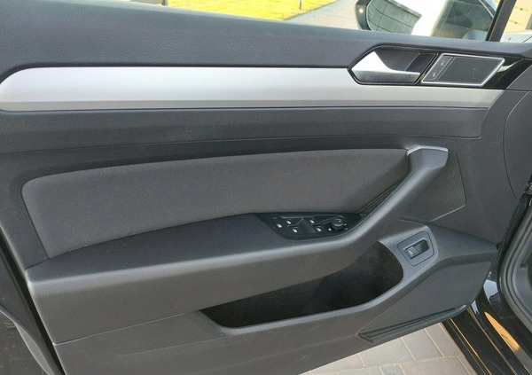 Volkswagen Passat cena 59900 przebieg: 166000, rok produkcji 2017 z Brzeziny małe 301